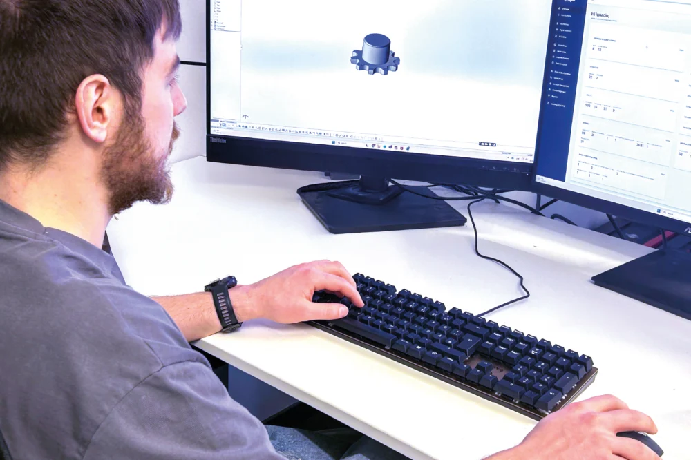Mitarbeiter am Computer bei der Konstruktion