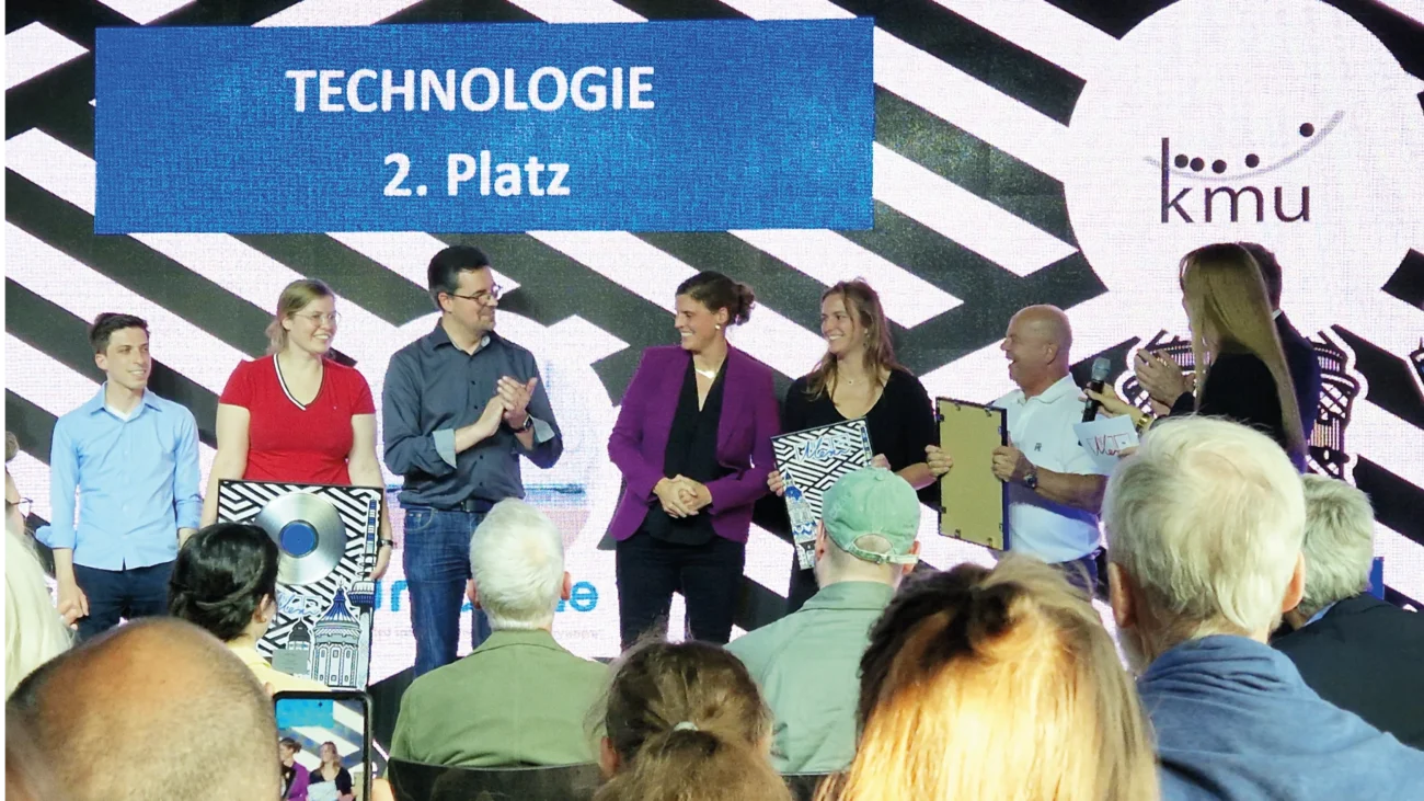 Team bei Preisverleihung, 2. Platz