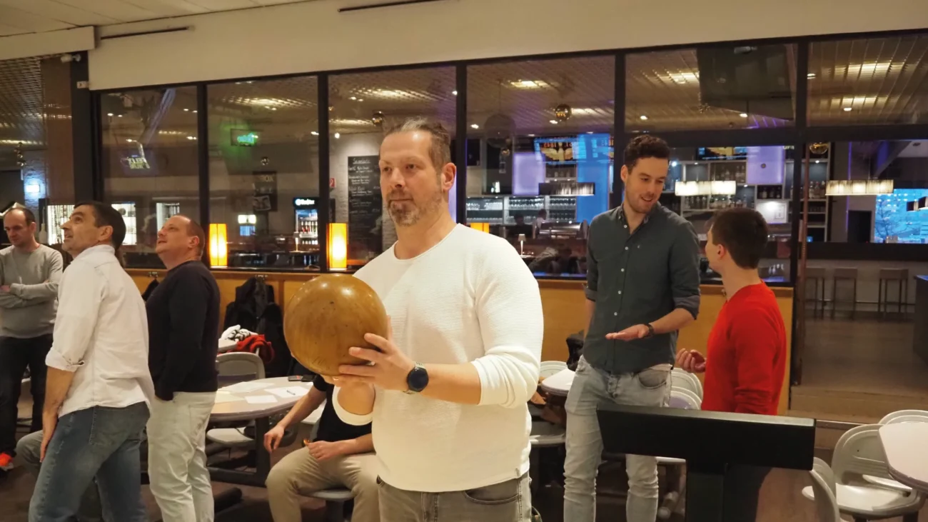 Mitarbeiter mit Bowling Kugel in der Hand