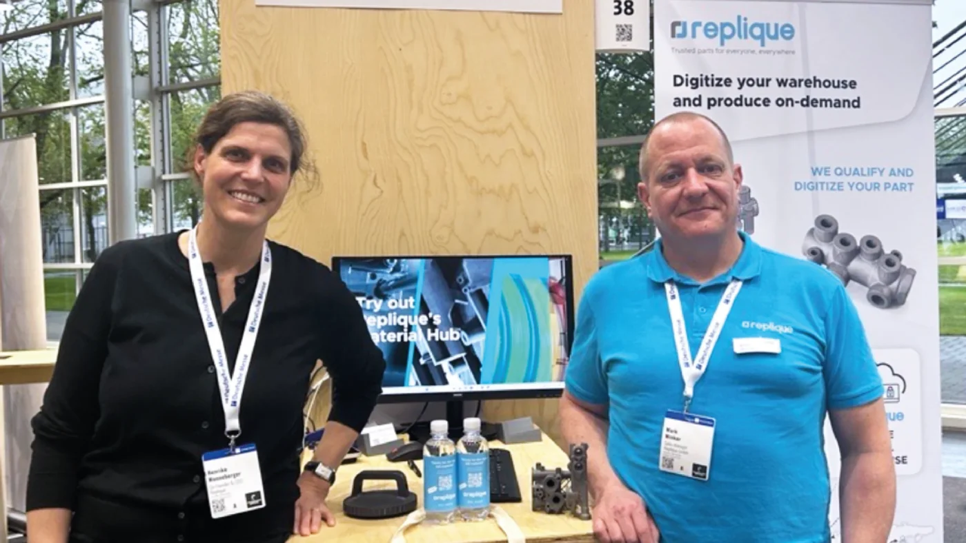 Replique-Mitarbeiter auf Messestand