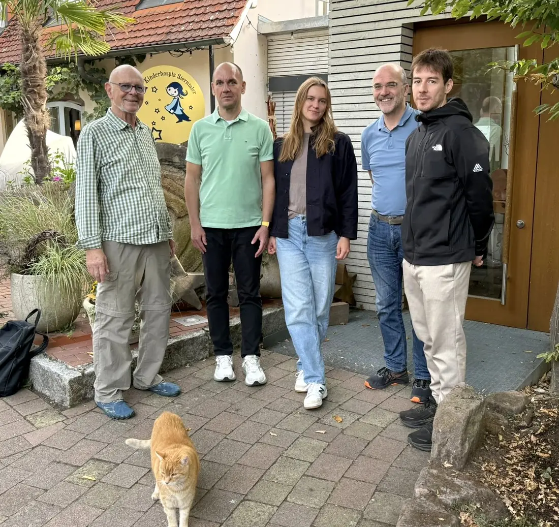 Group photo in front of the Sterntaler children’s hospice